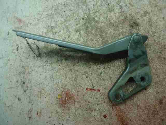 Петля капота левая