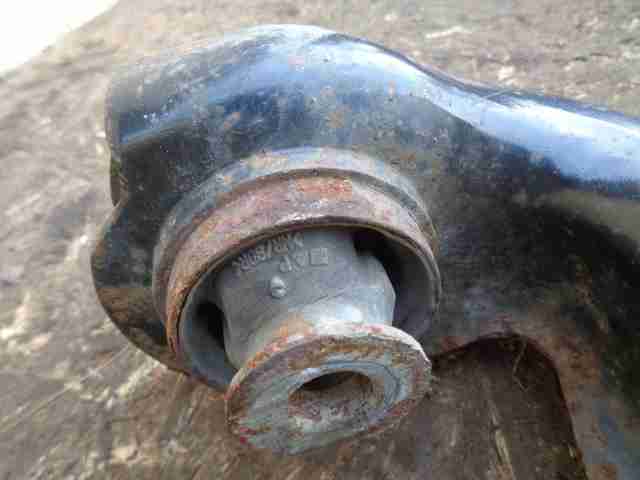 Рычаг передний нижний левый