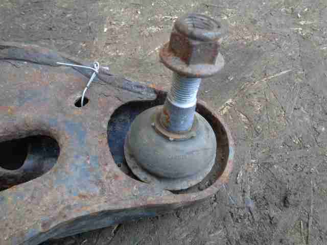 Рычаг передний нижний левый