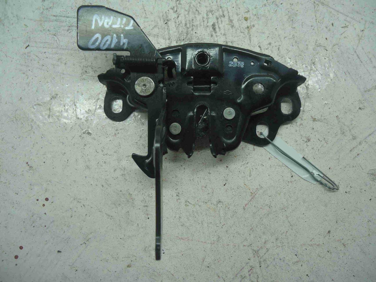 Замок капота