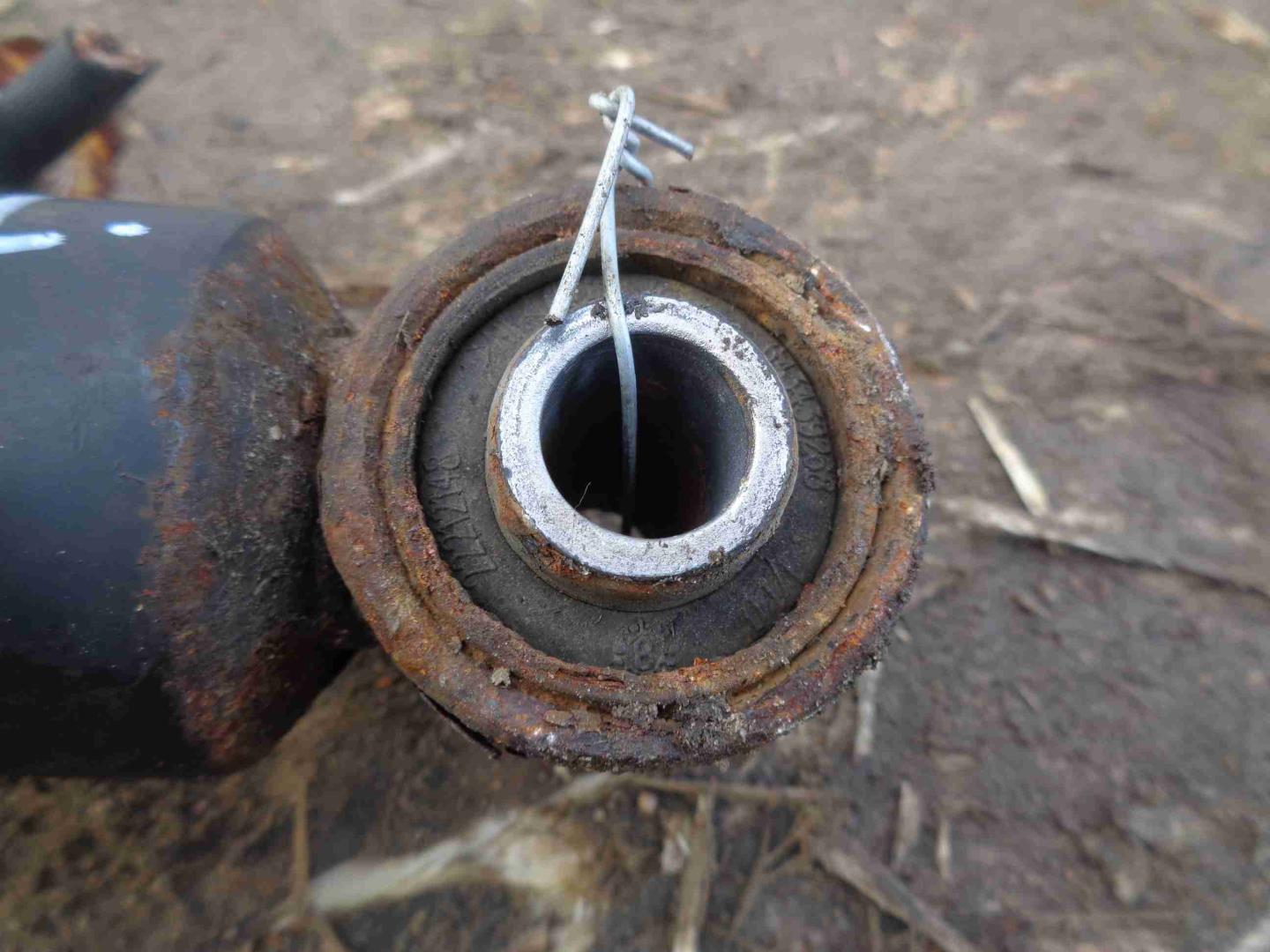 Амортизатор задний левый