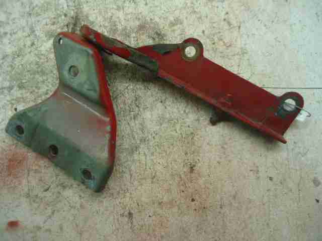 Петля капота левая