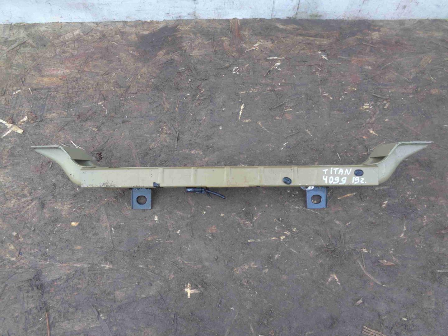 Усилитель переднего бампера