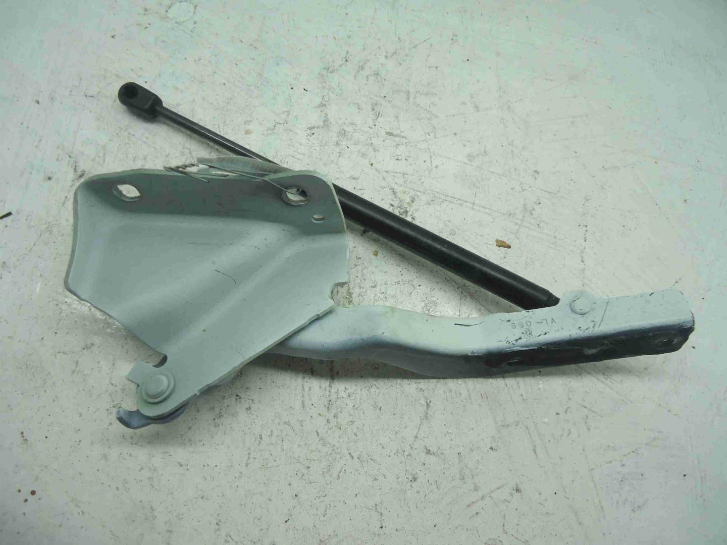 Петля капота левая