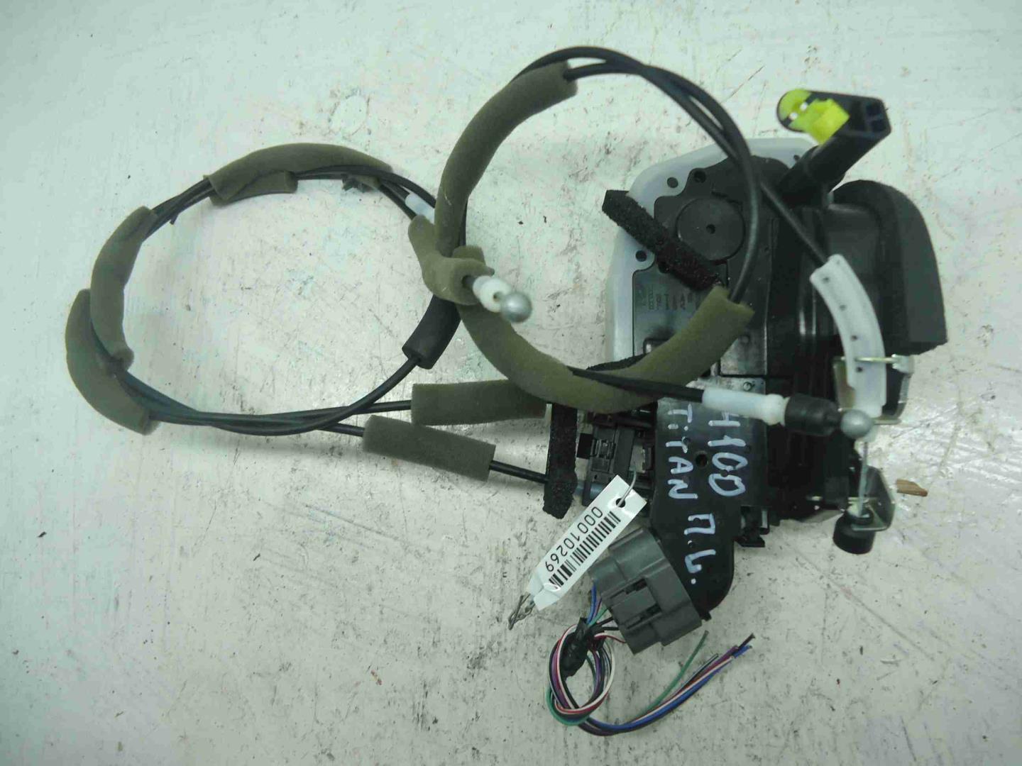 Замок двери передней левой