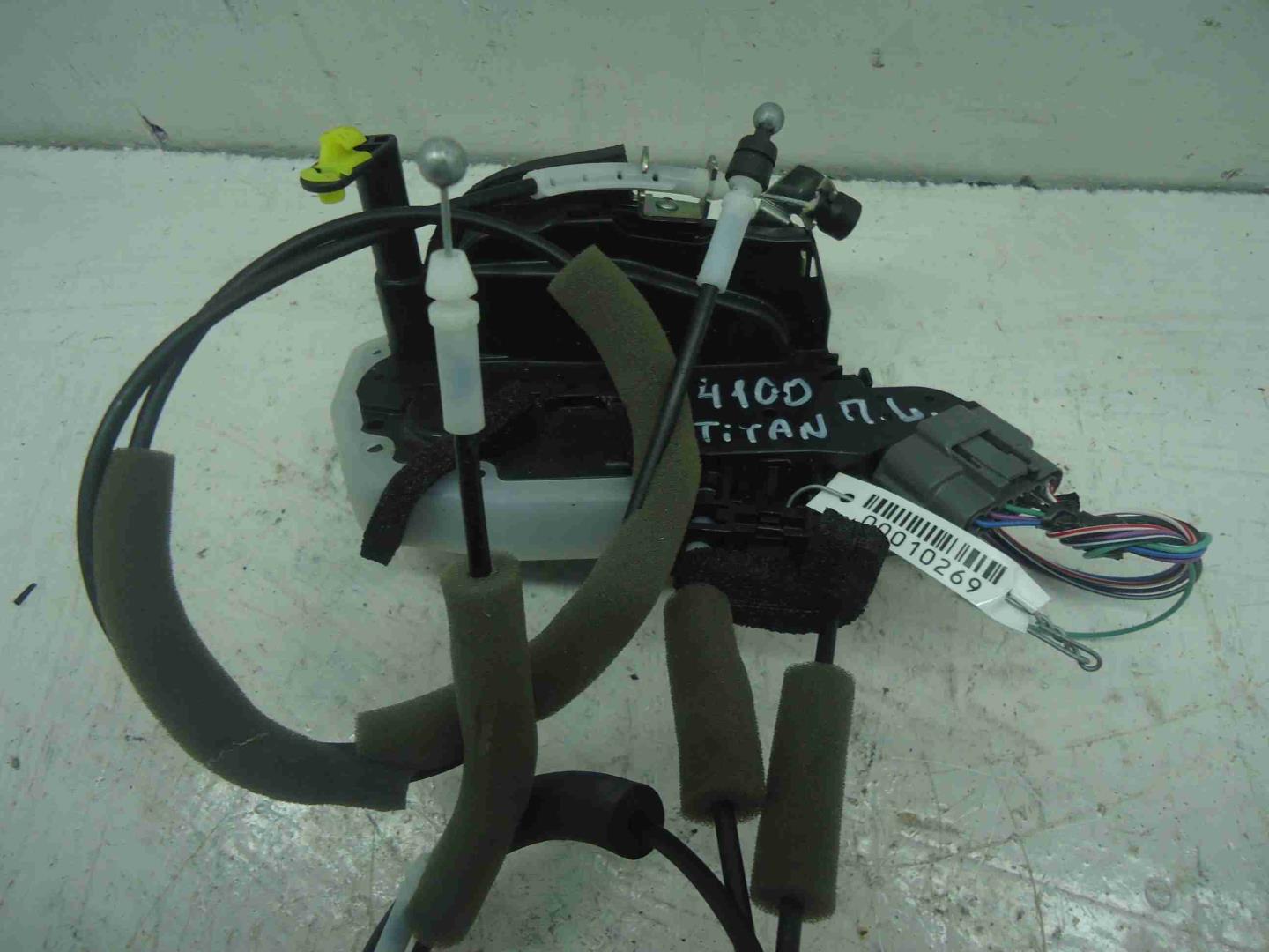 Замок двери передней левой