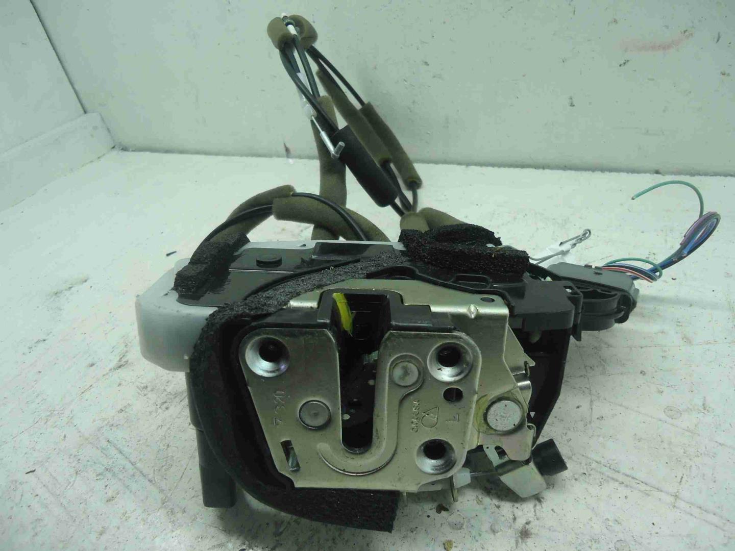 Замок двери передней левой