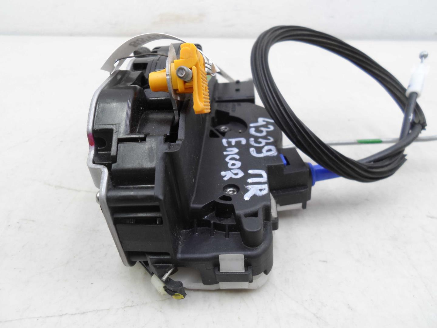 Замок двери передней правой