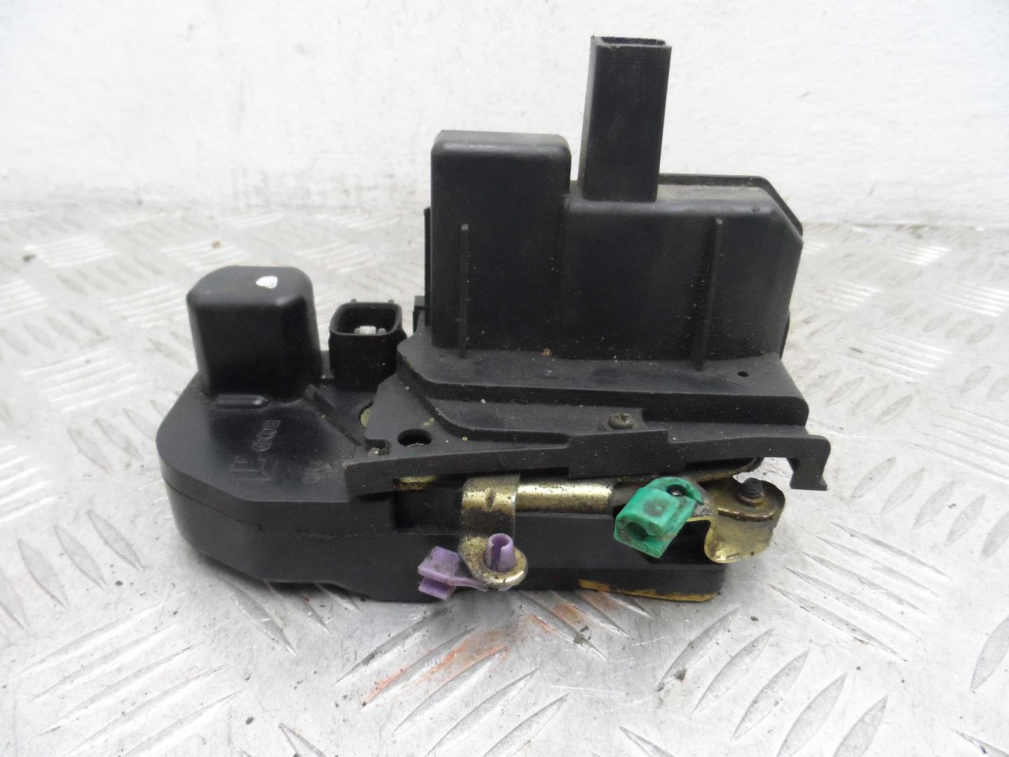 Замок двери передней левой