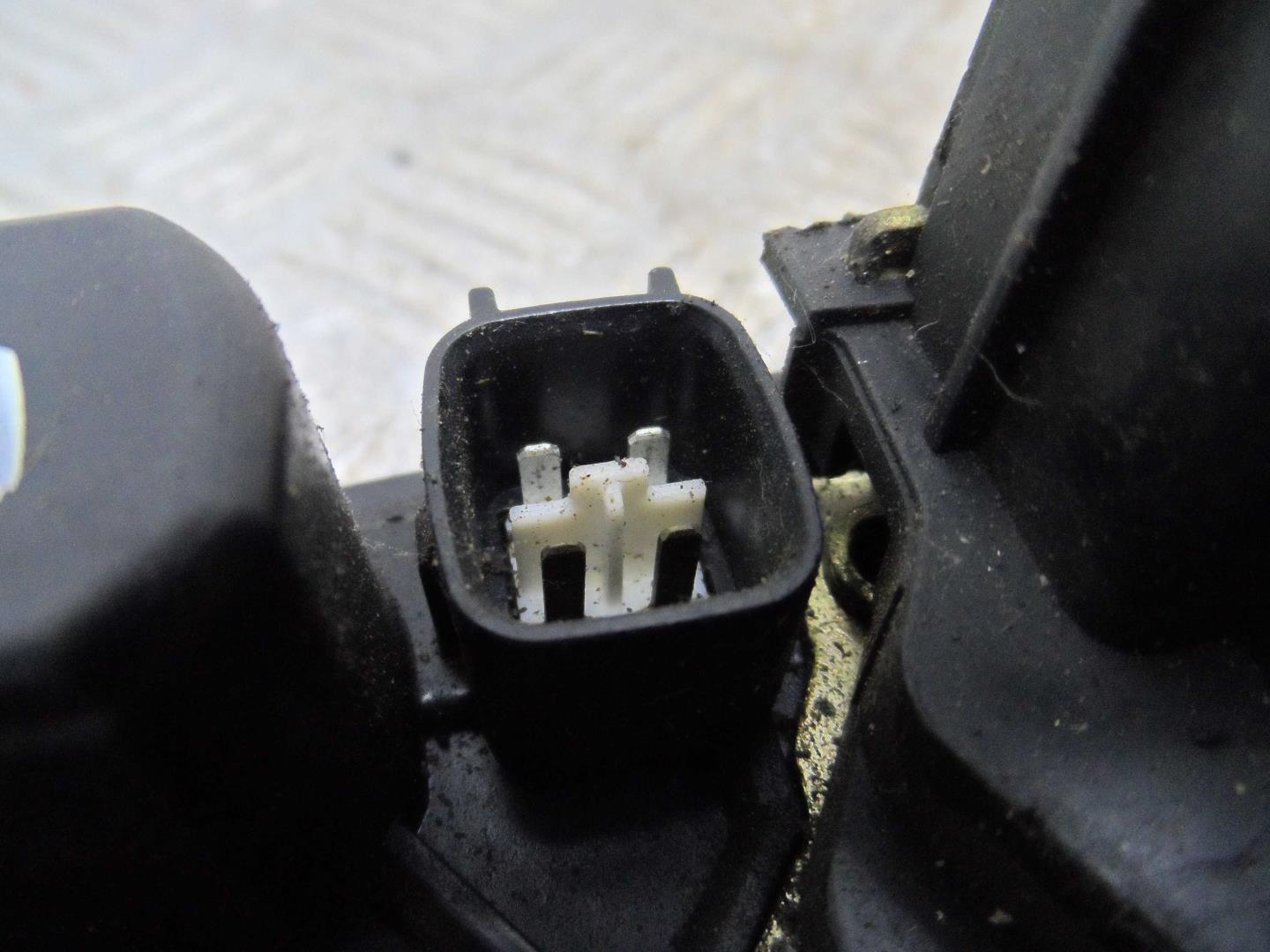 Замок двери передней левой