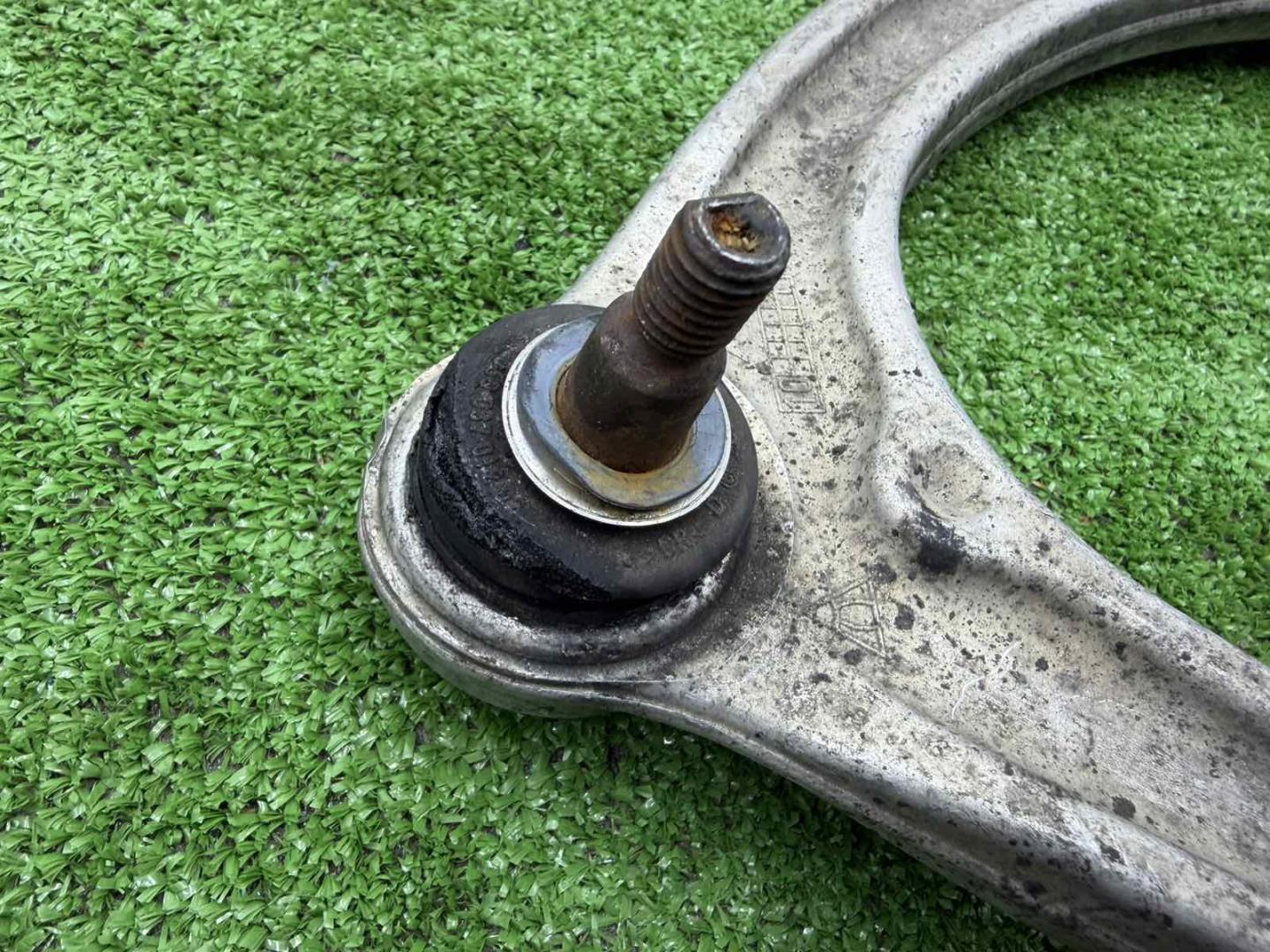 Рычаг передний верхний правый