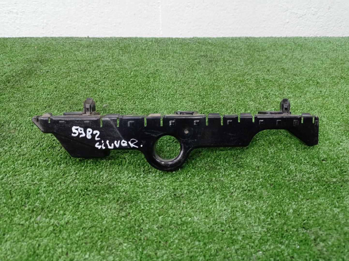 Кронштейн переднего бампера