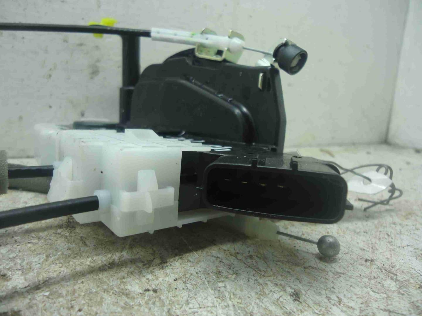 Замок двери передней левой