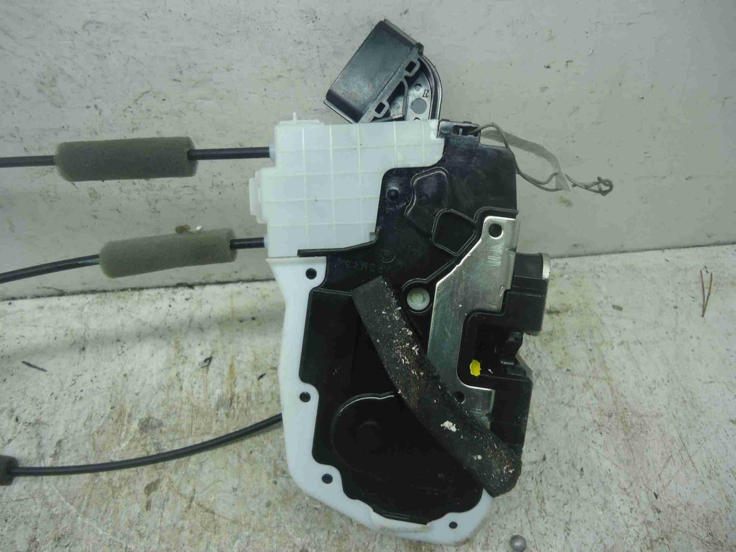 Замок двери передней левой