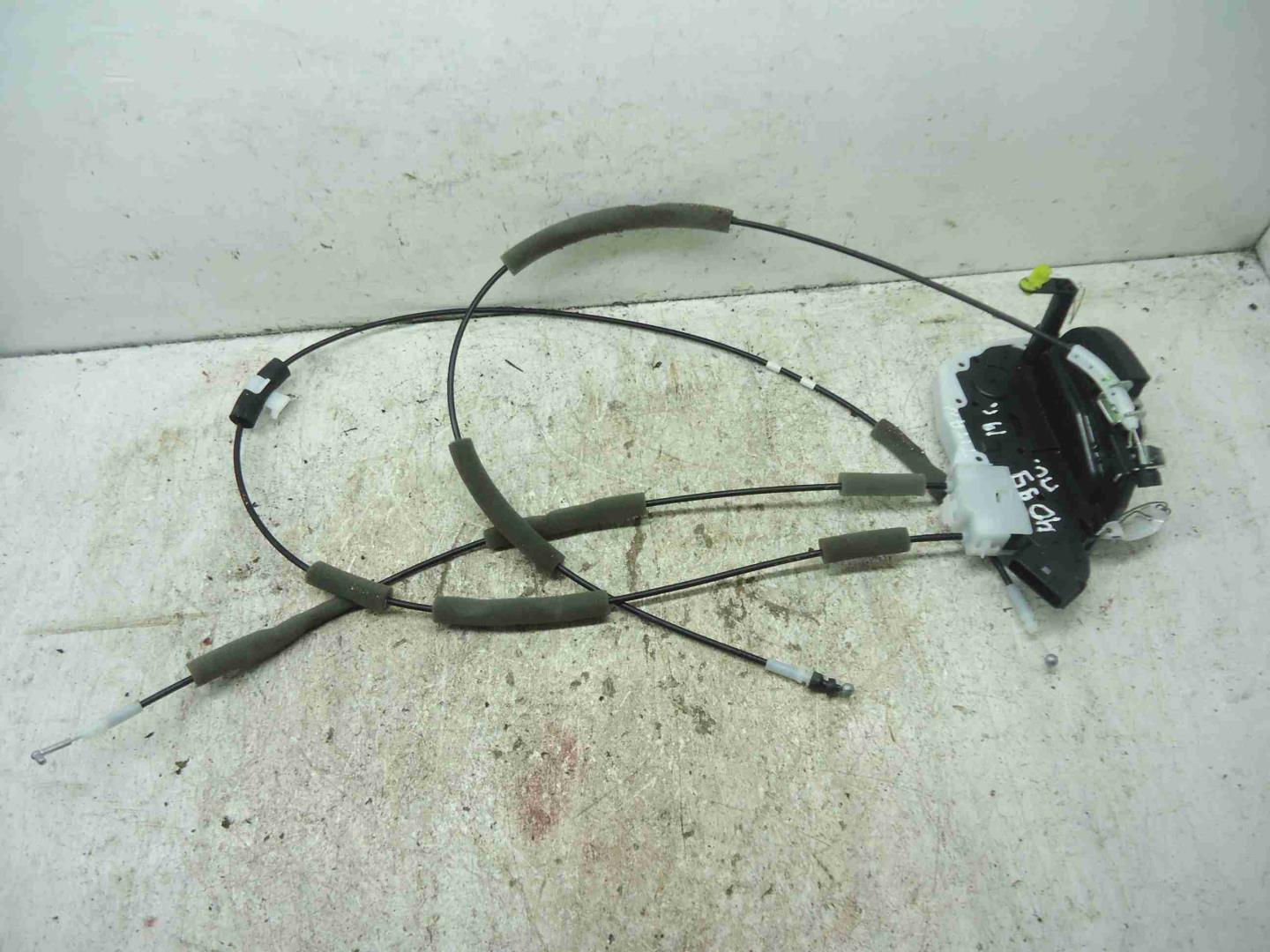 Замок двери передней левой