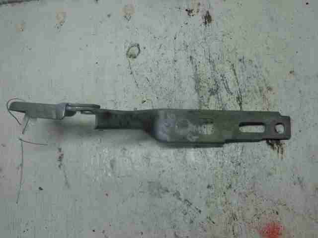 Петля капота левая