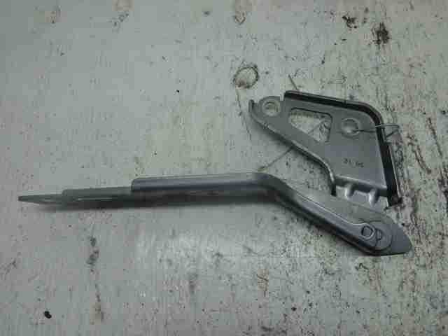 Петля капота левая