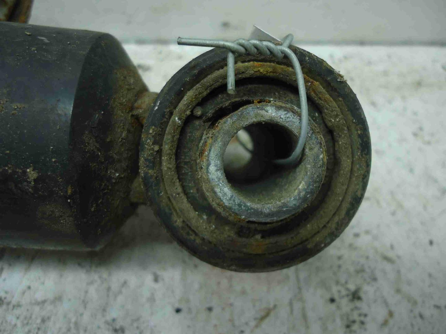 Амортизатор задний левый