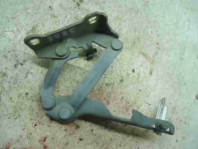 Петля капота левая