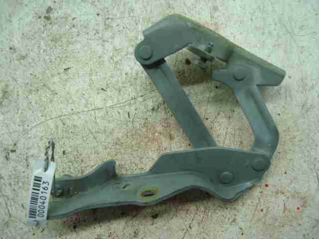 Петля капота левая