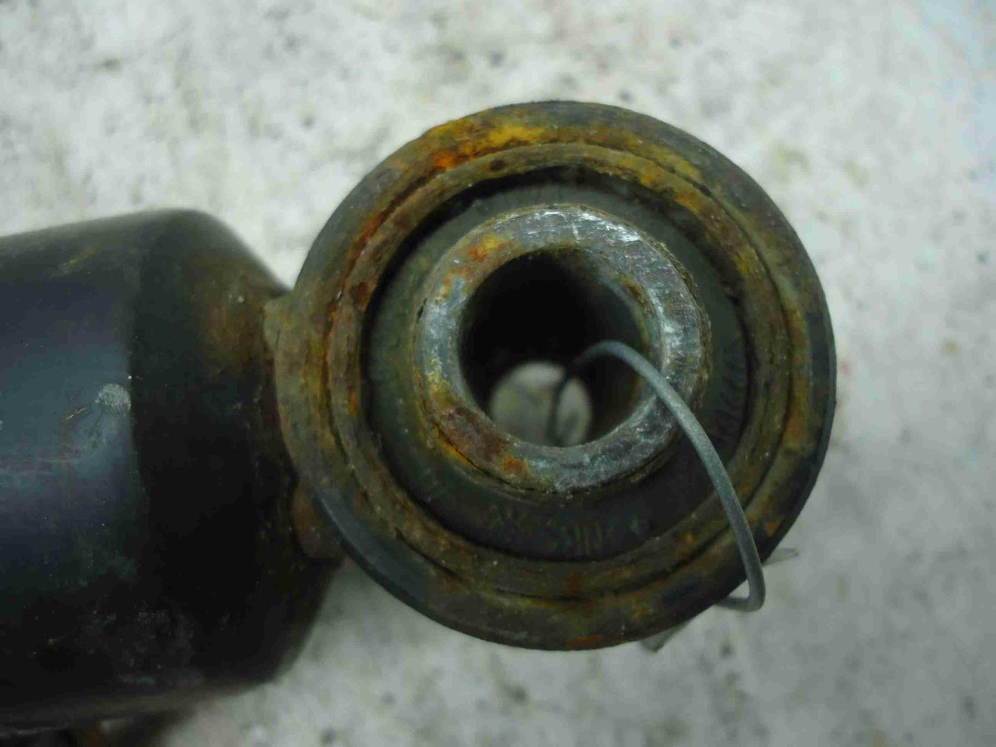 Амортизатор задний правый