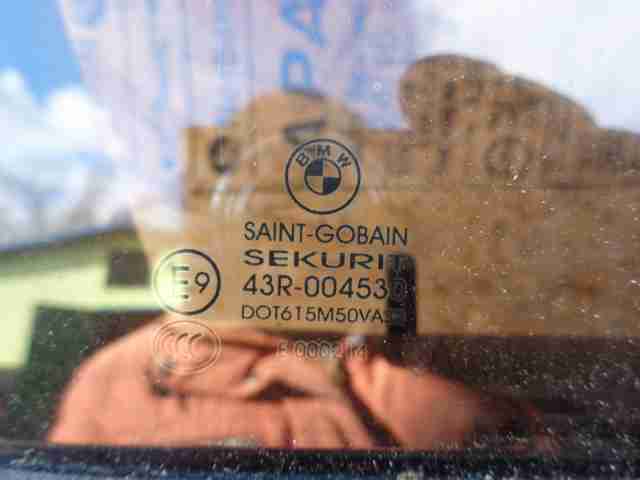 Стекло двери передней правой
