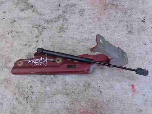 Петля капота правая