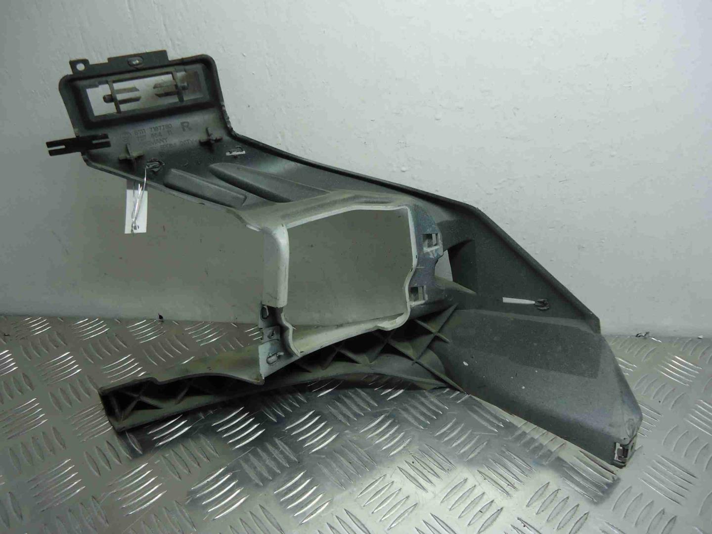 Кронштейн фар правый