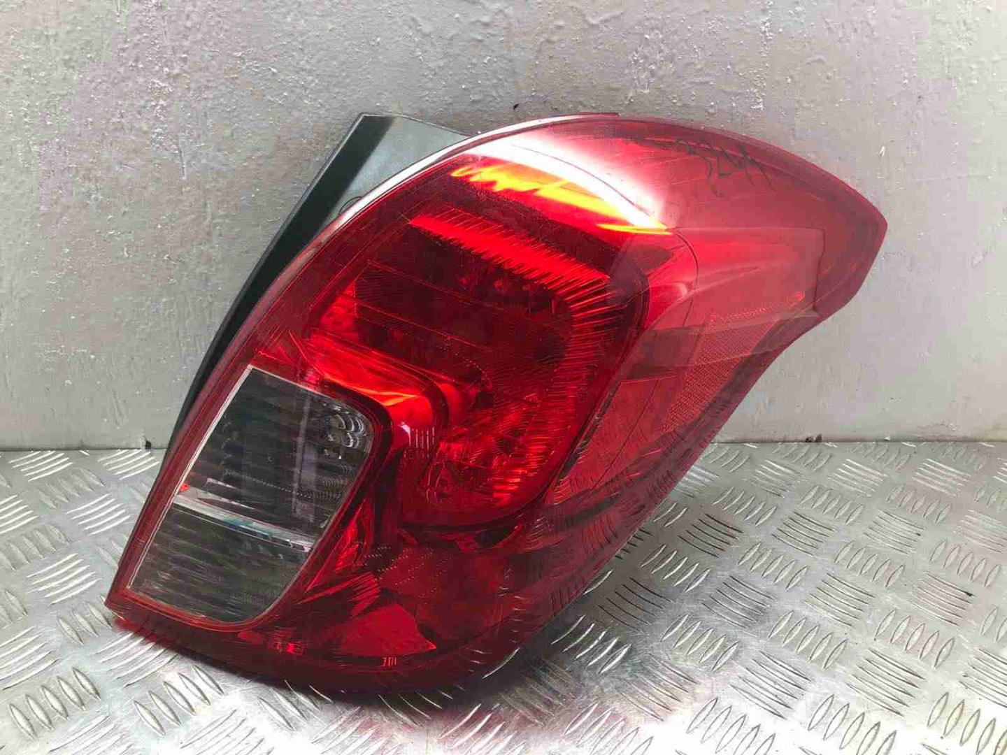 Фонарь задний наружный правый