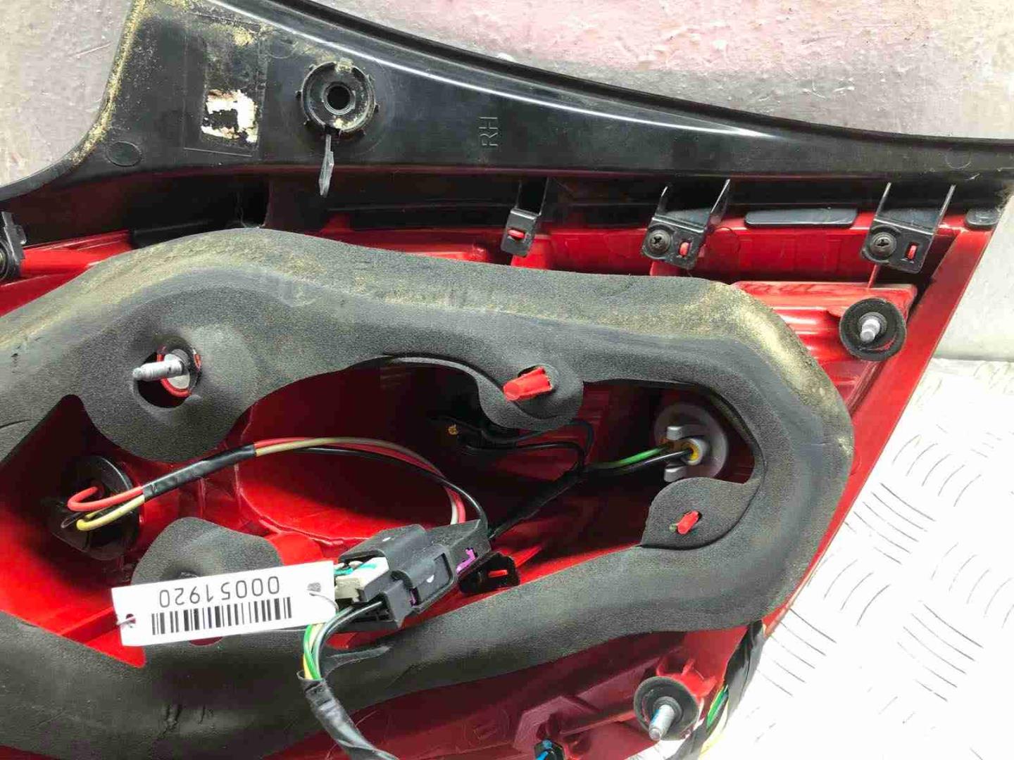 Фонарь задний наружный правый