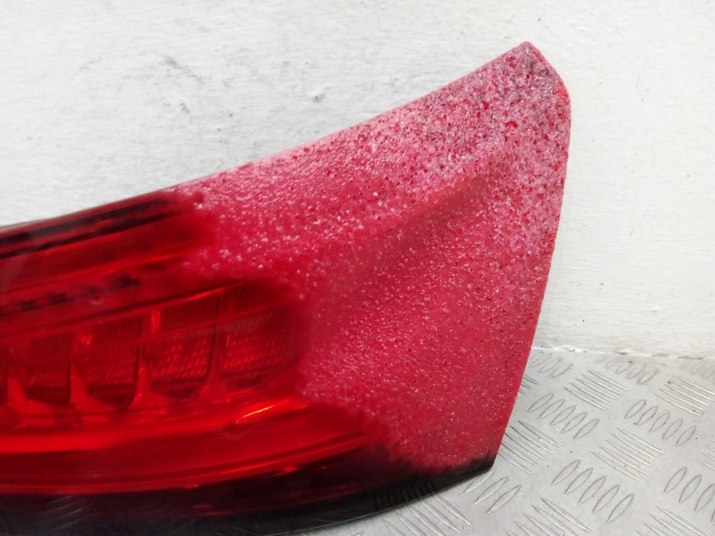 Фонарь задний наружный правый