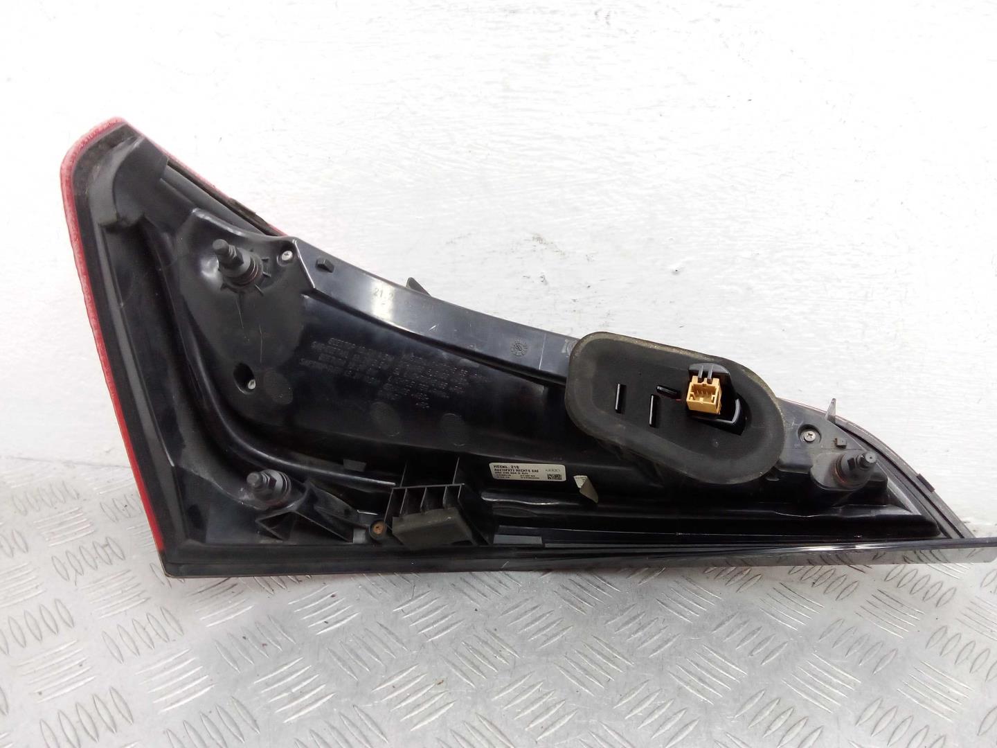 Фонарь задний наружный правый