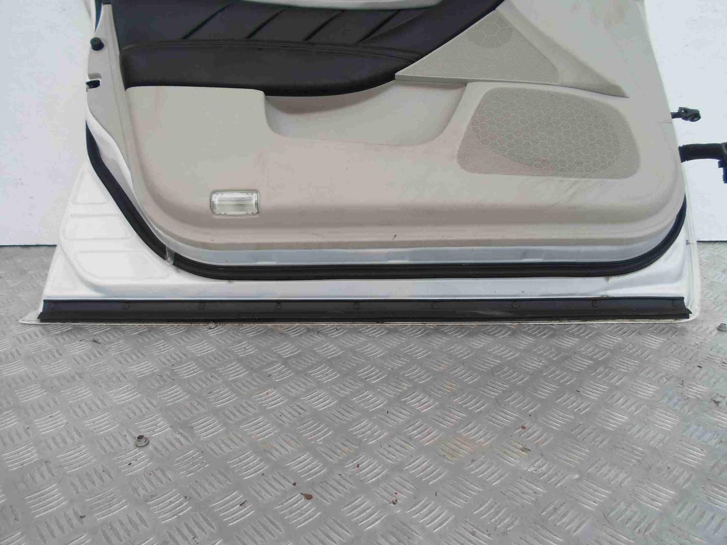 Замок двери передней левой