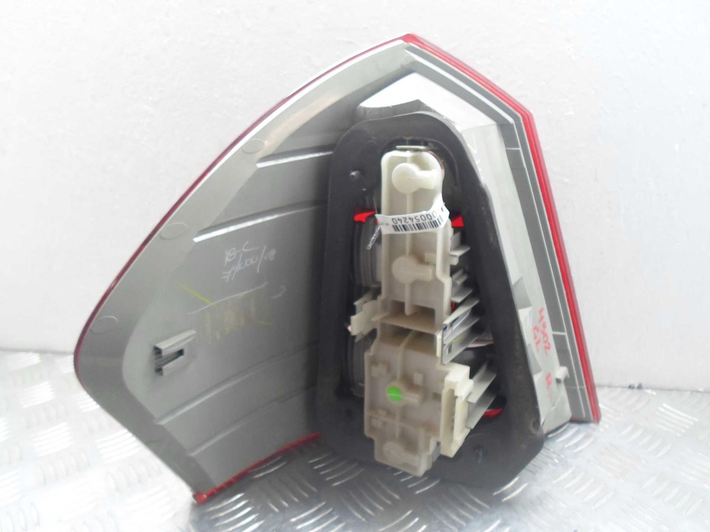 Фонарь задний наружный правый