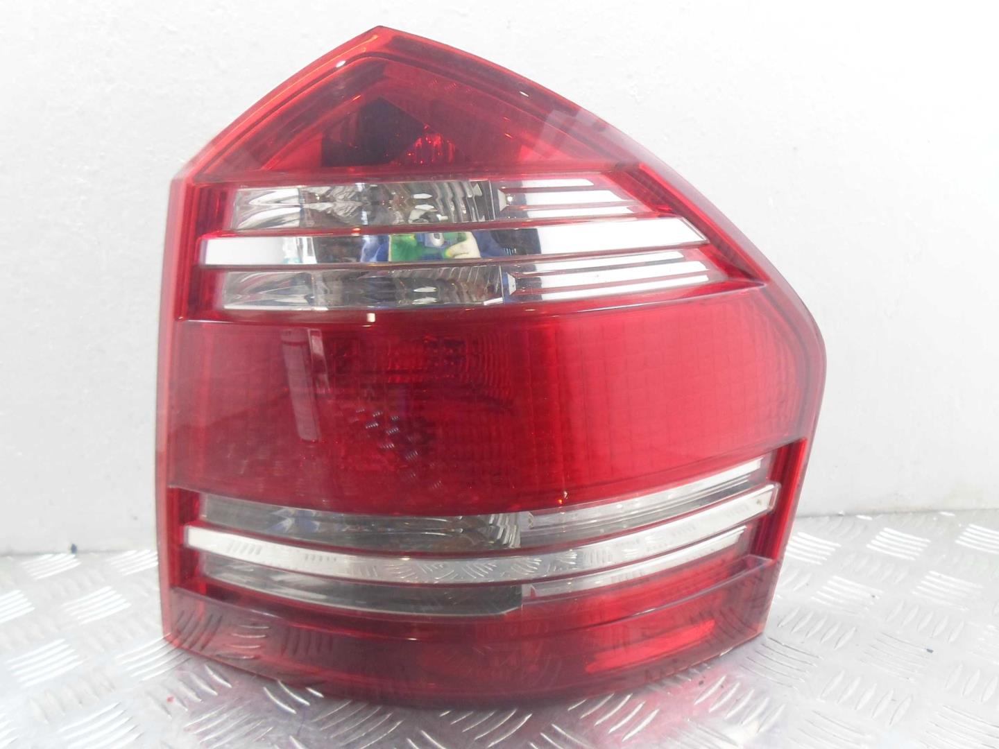 Фонарь задний наружный правый