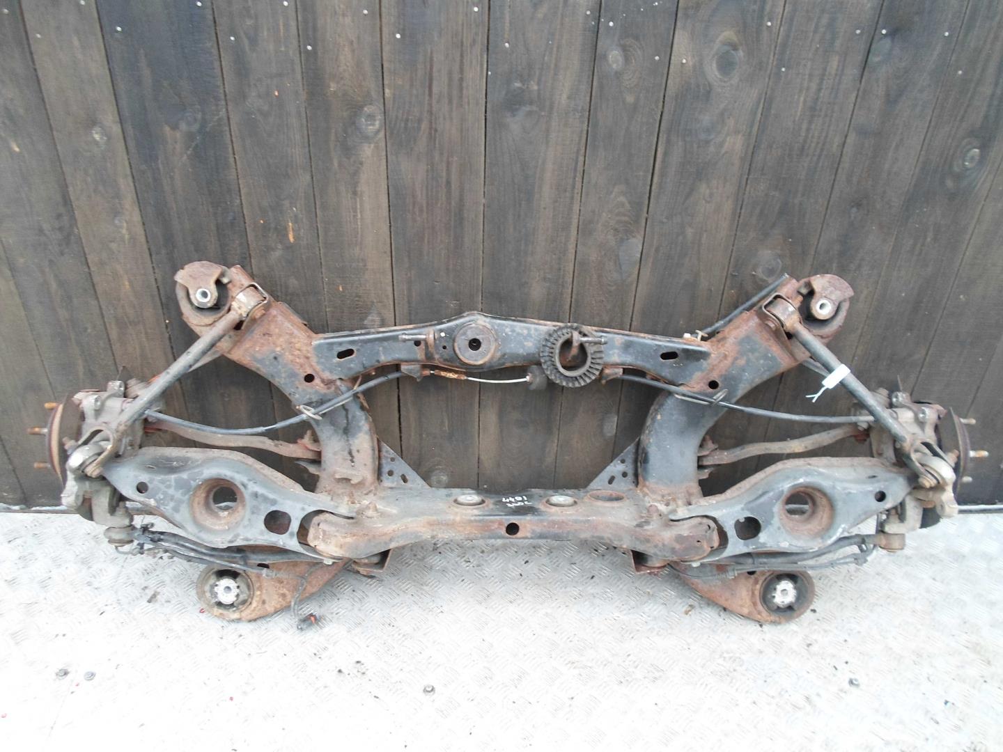 Кулак поворотный задний левый