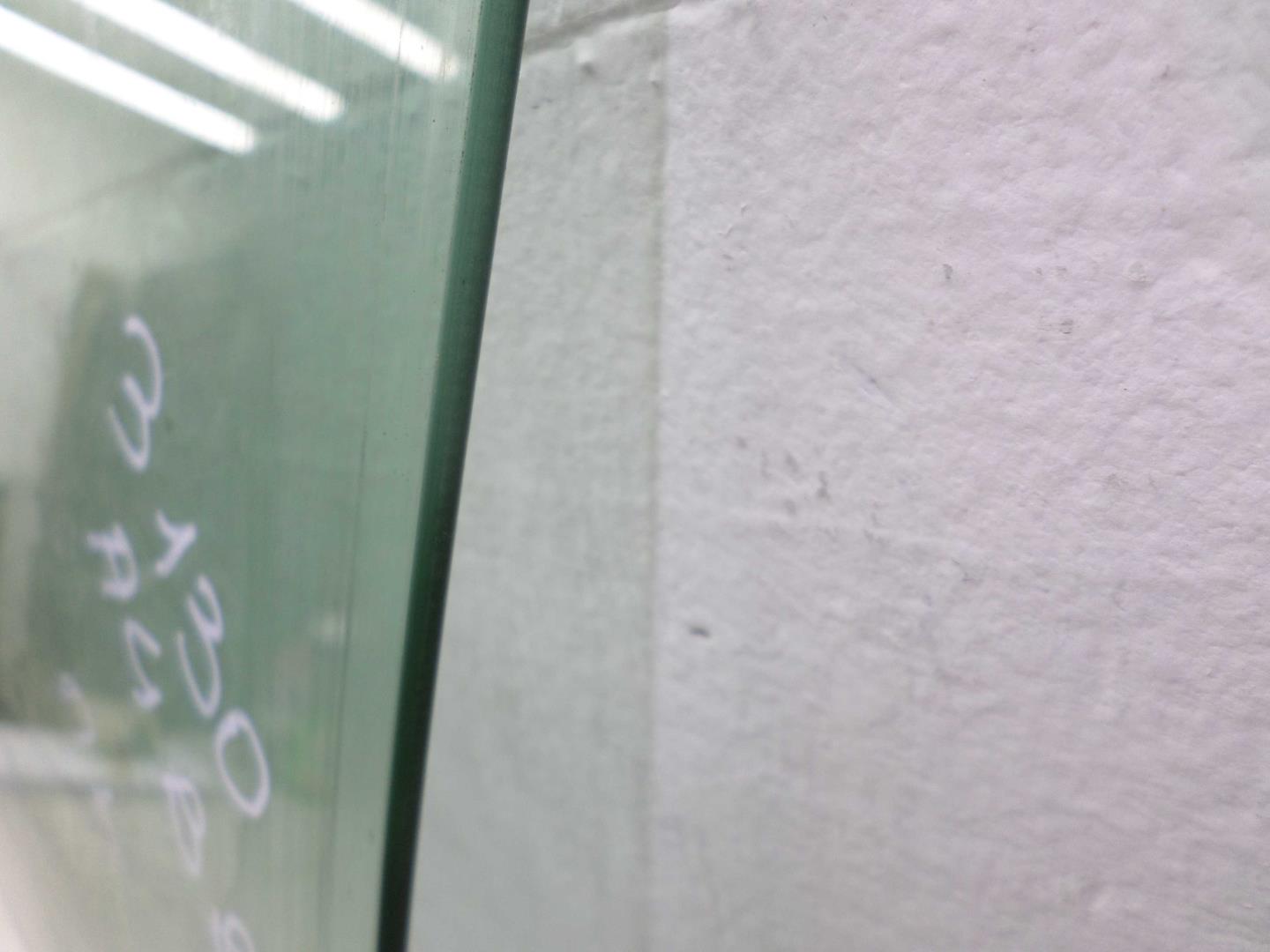 Стекло двери передней левой