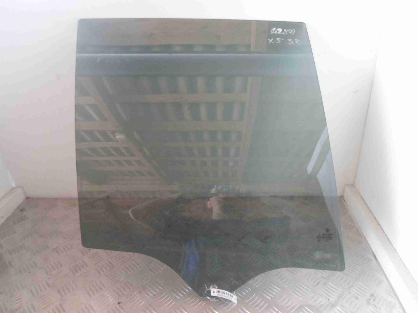 Стекло двери задней правой