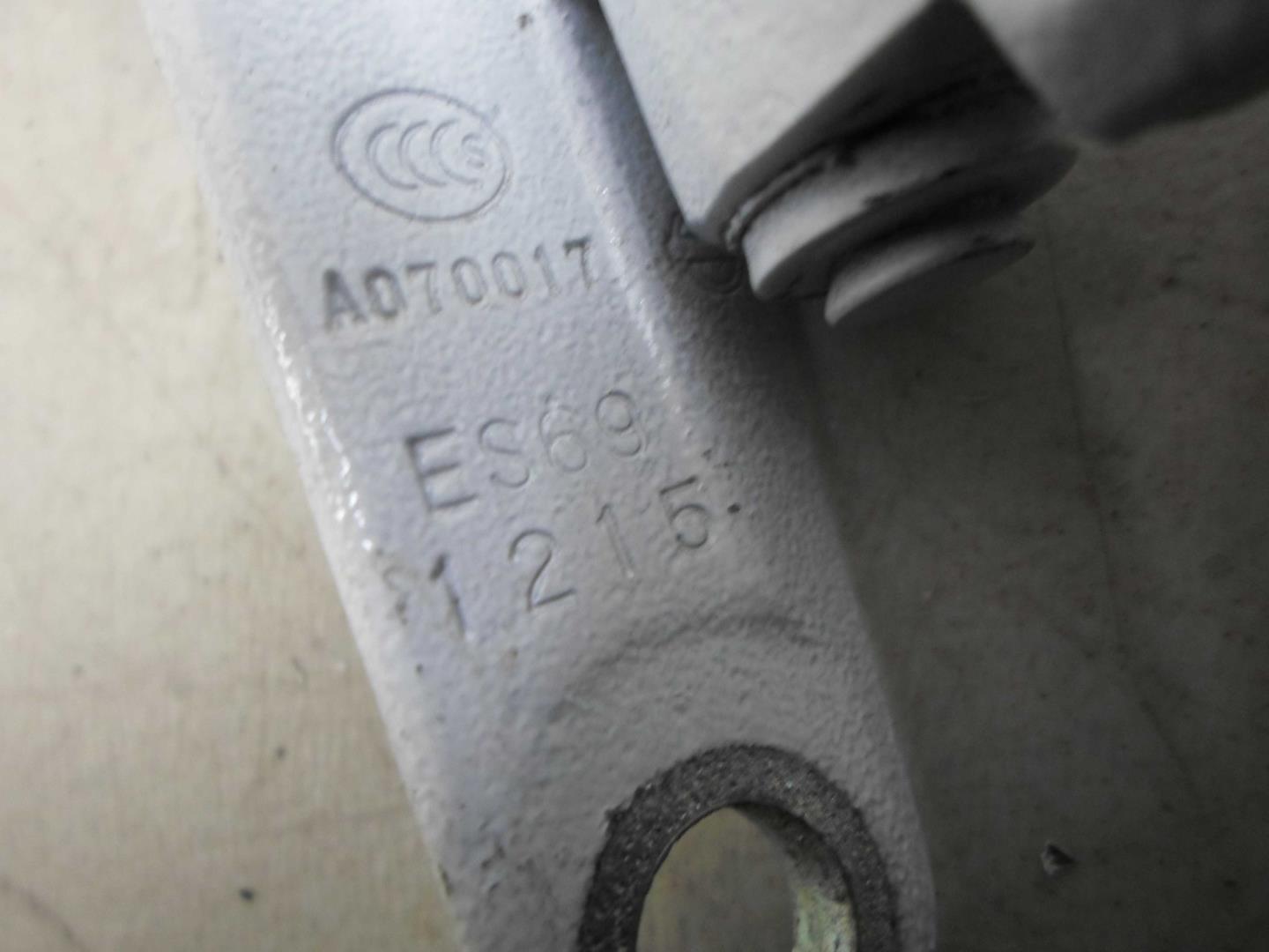 Петля двери передней