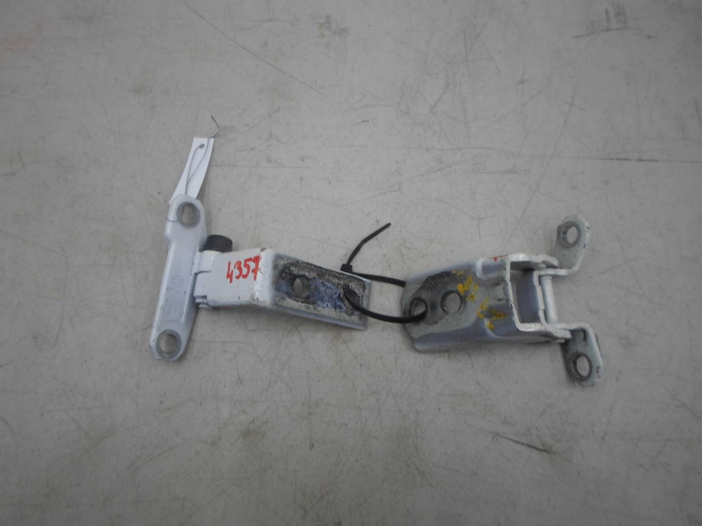 Петля двери передней