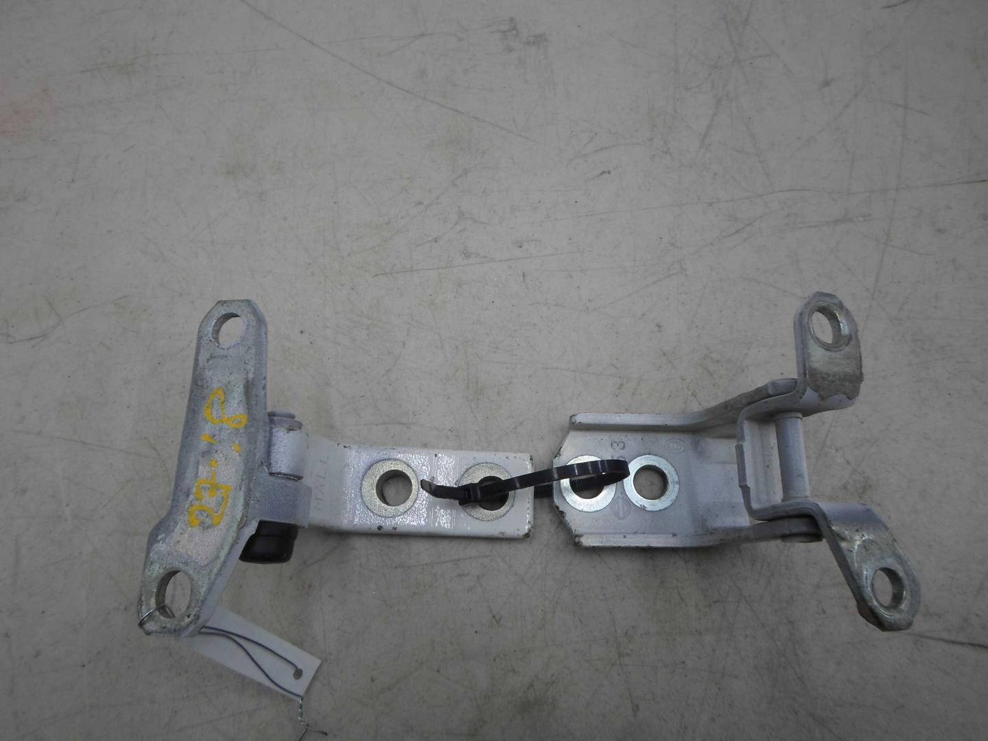 Петля двери передней