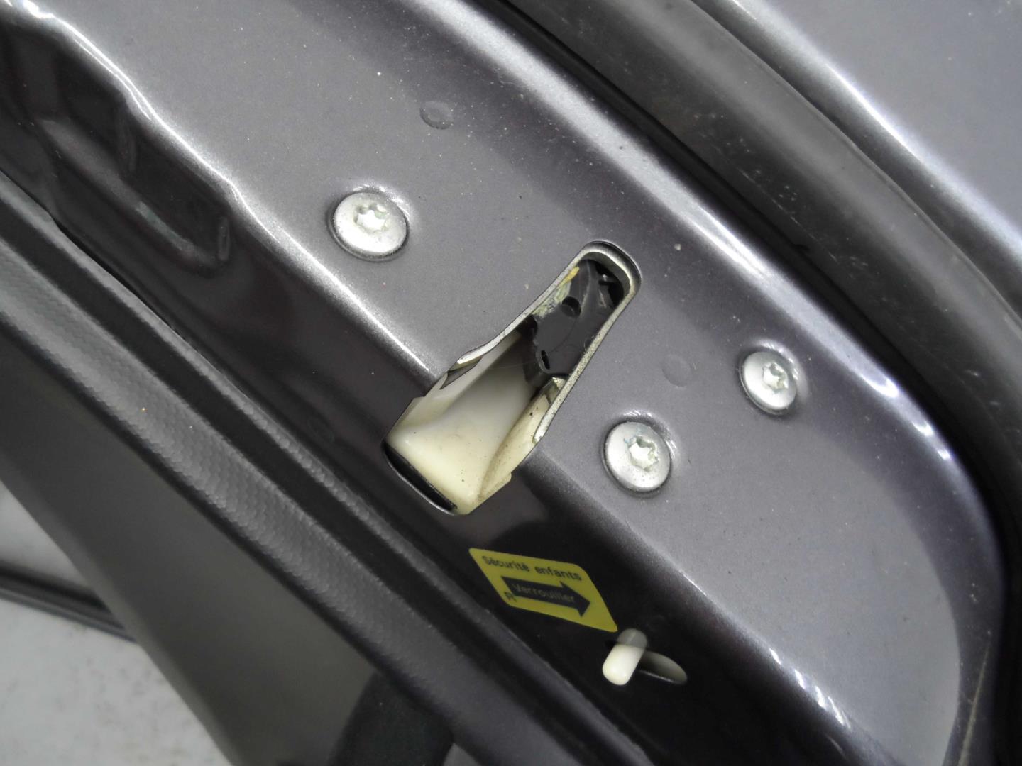 Замок двери задней правой