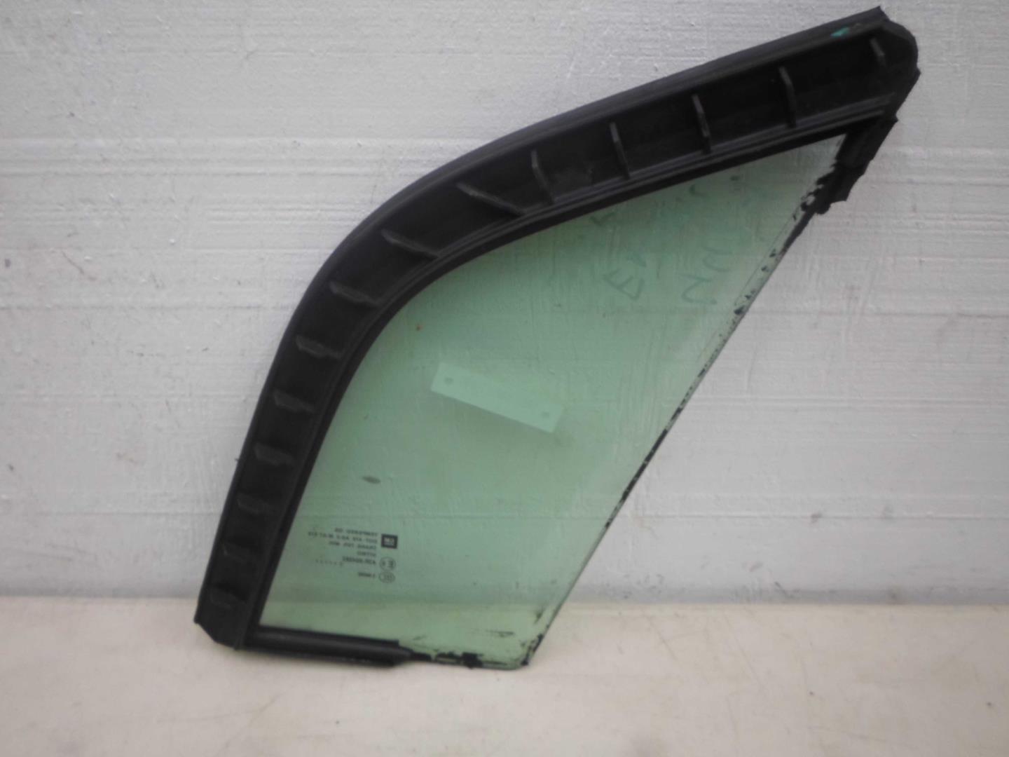 Стекло двери передней правой