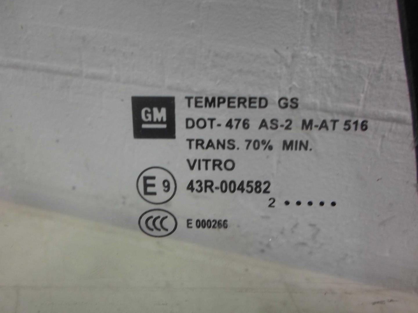 Стекло двери передней правой