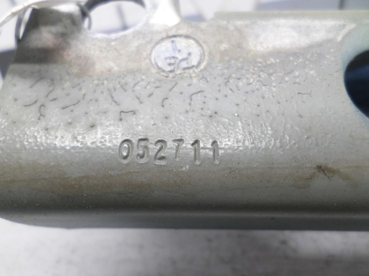 Петля капота левая