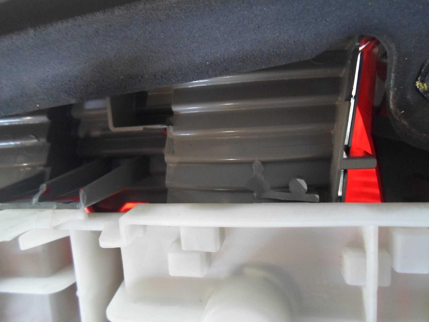 Фонарь задний наружный левый