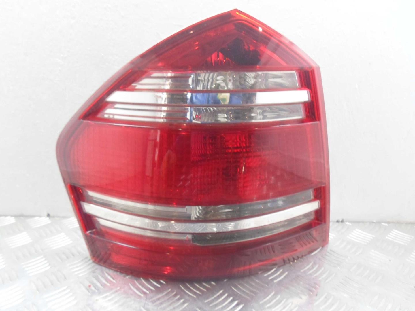 Фонарь задний наружный левый