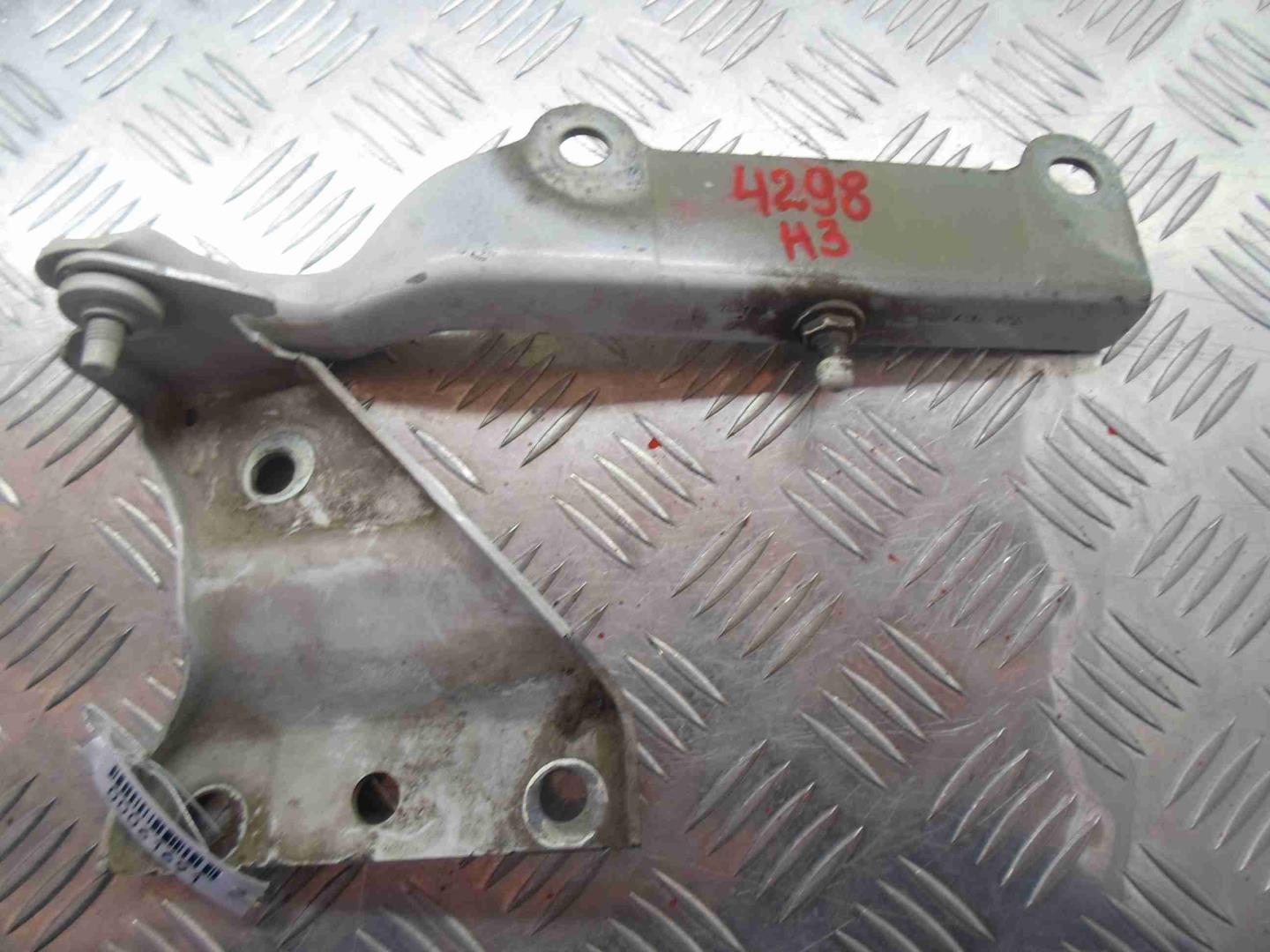 Петля капота правая