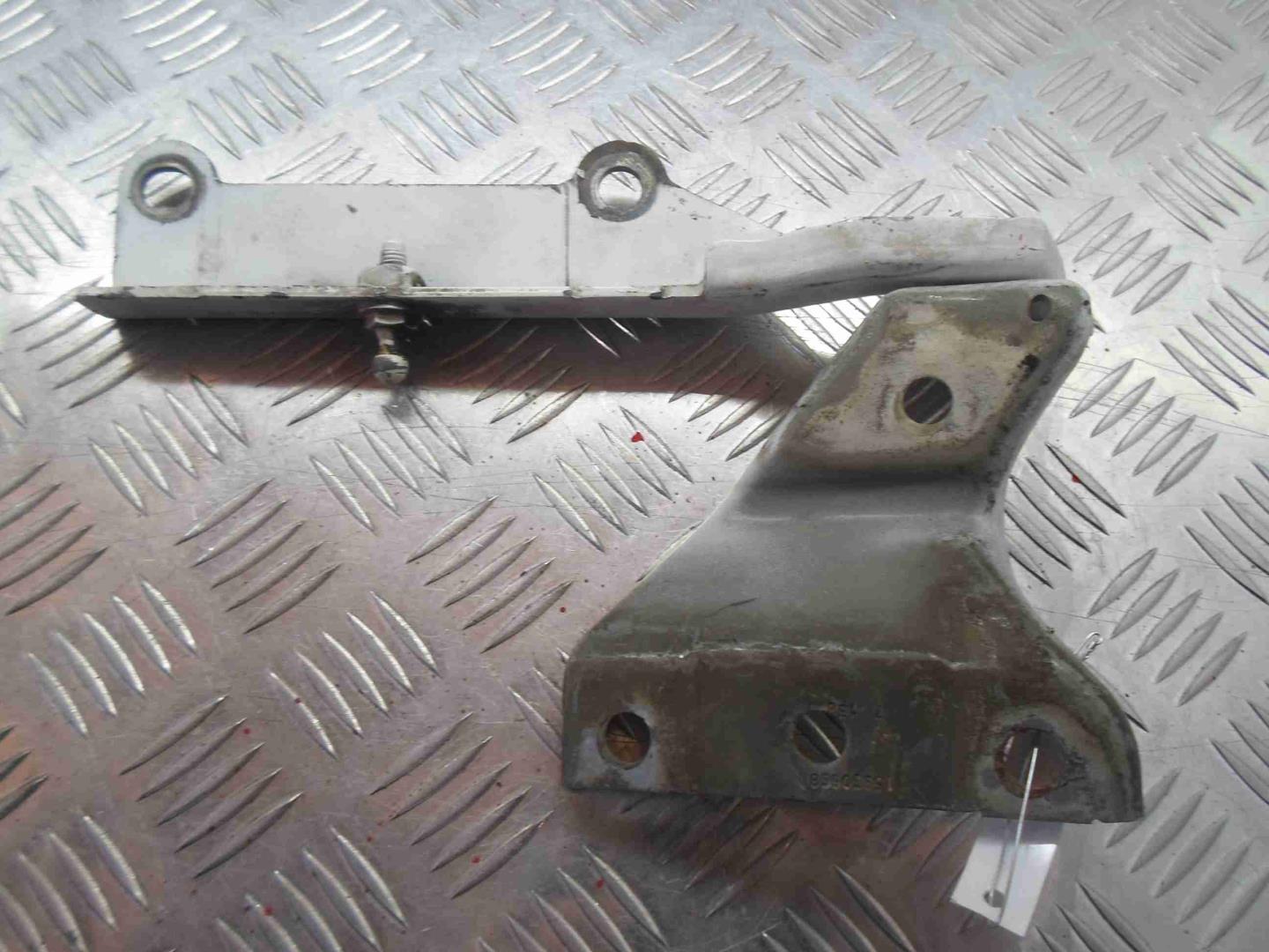 Петля капота правая