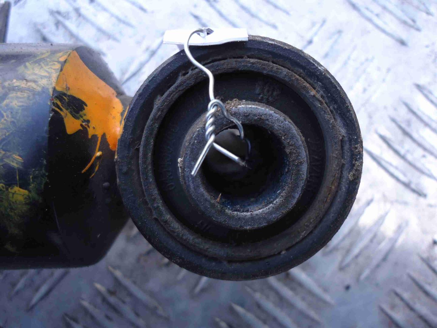 Амортизатор задний левый